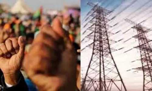 Lucknow: निजीकरण को लेकर बिजलीकर्मीयो का विरोध प्रदर्शन और कार्य बहिष्कार जारी रहेगा Lucknow: निजीकरण को लेकर बिजलीकर्मीयो का विरोध प्रदर्शन और कार्य बहिष्कार जारी रहेगा