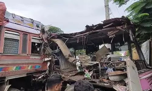 अंबुर के पास सरकारी बस और लॉरी में आमने-सामने की टक्कर: 17 लोग घायल