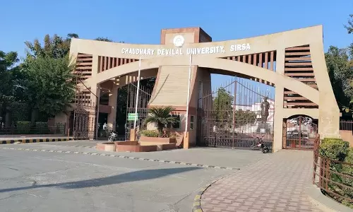 University के कुलपति आलोचनाओं के घेरे में, भवन का नाम बदलने से राजनीतिक तूफान