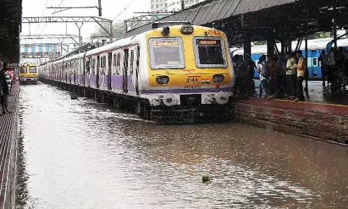 Mumbai : भारी बारिश के कारण दृश्यता और गति में कमी आई, जिससे ट्रेनें 25 मिनट देरी से चल रही Mumbai : भारी बारिश के कारण दृश्यता और गति में कमी आई, जिससे ट्रेनें 25 मिनट देरी से चल रही