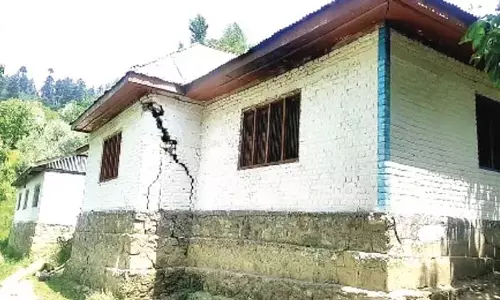 Rajwar, Kupwara: जर्जर स्कूल भवन से छात्रों और स्टाफ की जान को खतरा