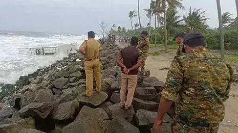 Kochi में लापता जहाज के कंटेनर कोल्लम के आवासीय क्षेत्र से बरामद किया गया Kochi में लापता जहाज के कंटेनर कोल्लम के आवासीय क्षेत्र से बरामद किया गया