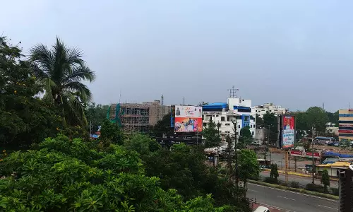 रायपुर में हो रही गरज चमक, बादल छाए