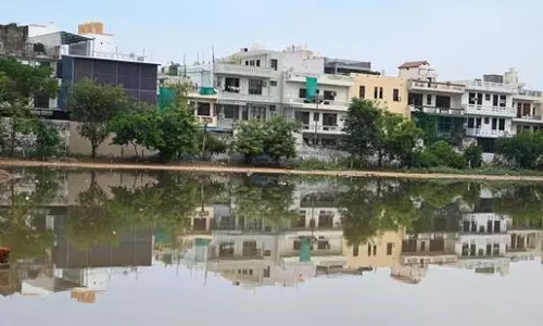 Gurugram में भारी बारिश के बाद सड़कों पर भरा पानी Gurugram में भारी बारिश के बाद सड़कों पर भरा पानी