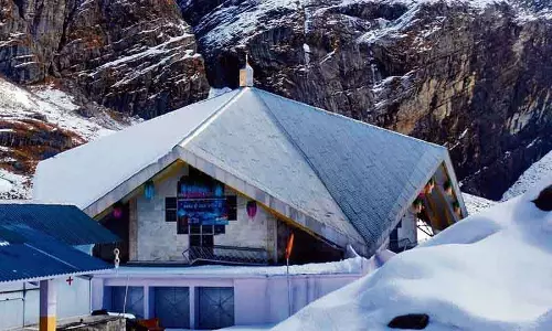 Hemkund Sahib गुरुद्वारे के दरवाजे श्रद्धालुओं के लिए खुले