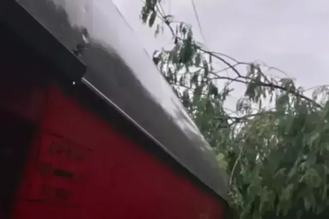 Kerala : भारी बारिश के बीच चेरुथुरुथी में चलती ट्रेन पर पेड़ की शाखाएं गिर गईं Kerala : भारी बारिश के बीच चेरुथुरुथी में चलती ट्रेन पर पेड़ की शाखाएं गिर गईं