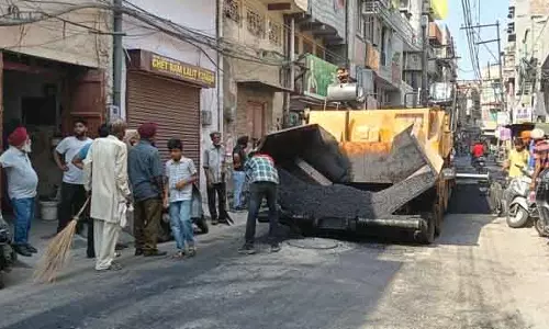 Punjab: मौजूदा सतह को हटाए बिना सड़क निर्माण का निवासियों ने किया विरोध Punjab: मौजूदा सतह को हटाए बिना सड़क निर्माण का निवासियों ने किया विरोध