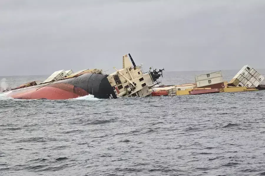 कंटेनर जहाज MSC ईएलएसए 3 बाढ़ के बाद पलटा; जहाज पर 640 कंटेनर थे