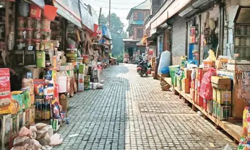 यातायात अव्यवस्था से ऐतिहासिक डाउनटाउन बाजारों में कम हुई भीड़ यातायात अव्यवस्था से ऐतिहासिक डाउनटाउन बाजारों में कम हुई भीड़