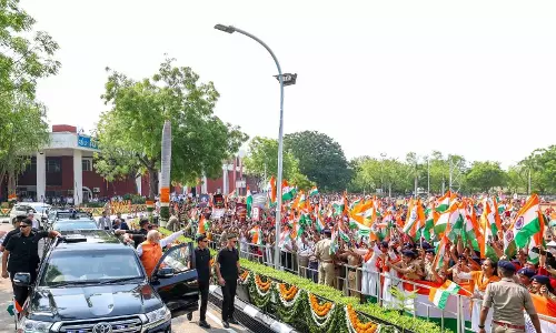 ऑपरेशन सिंदूर के बाद पहली बार भुज में पीएम मोदी का रोड शो, गांव-गांव से पहुंचे लोग ऑपरेशन सिंदूर के बाद पहली बार भुज में पीएम मोदी का रोड शो, गांव-गांव से पहुंचे लोग
