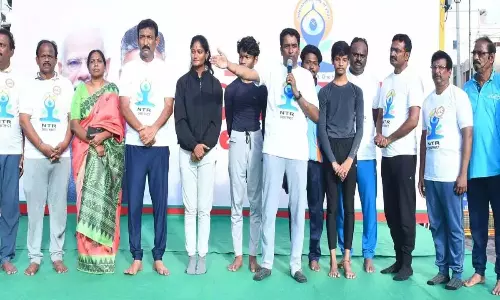 योग से तनाव मुक्त रहें, कलेक्टर ने कर्मचारियों से कहा योग से तनाव मुक्त रहें, कलेक्टर ने कर्मचारियों से कहा