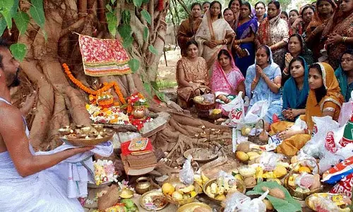 Savitri Puja: ओडिशा की महिलाएं पतियों की लंबी आयु के लिए प्रार्थना की Savitri Puja: ओडिशा की महिलाएं पतियों की लंबी आयु के लिए प्रार्थना की