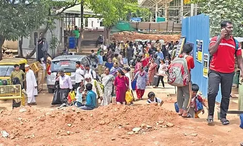 Bengaluru : कैंटोनमेंट रेलवे स्टेशन पर निर्माण कार्य, यात्री परेशान Bengaluru : कैंटोनमेंट रेलवे स्टेशन पर निर्माण कार्य, यात्री परेशान