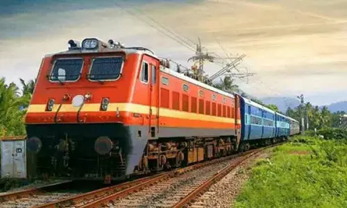 Charlapalli रेलवे स्टेशन पर कोच बदलते समय गिरने से महिला की मौत Charlapalli रेलवे स्टेशन पर कोच बदलते समय गिरने से महिला की मौत