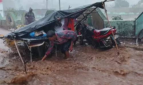 Koraput जिले में भारी बारिश से सामान्य जनजीवन प्रभावित Koraput जिले में भारी बारिश से सामान्य जनजीवन प्रभावित