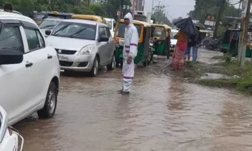 Mumbai में भारी बारिश, जलभराव से यातायात और रेल सेवाएं बाधित