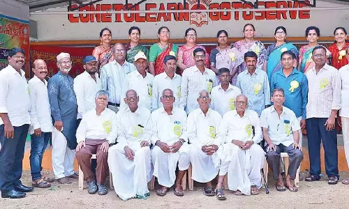 37 साल बाद ZPHS में भावनात्मक पुनर्मिलन