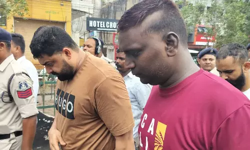 गंजा कर बाउंसरों का पुलिस ने निकाला जुलूस, वीडियो गंजा कर बाउंसरों का पुलिस ने निकाला जुलूस, वीडियो
