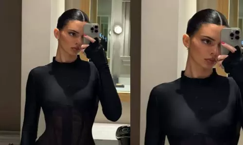 Kendall Jenner कर्व-हगिंग ब्लैक बॉडीकॉन ड्रेस में जलवे बिखेरती नजर आईं Kendall Jenner कर्व-हगिंग ब्लैक बॉडीकॉन ड्रेस में जलवे बिखेरती नजर आईं