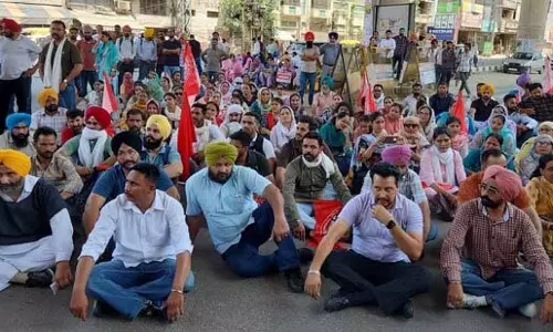 Ludhiana: स्थायी नियुक्ति की मांग पर NSQF शिक्षक सड़कों पर Ludhiana: स्थायी नियुक्ति की मांग पर NSQF शिक्षक सड़कों पर