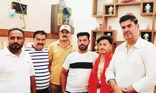 Khelo India में स्वर्ण जीतने पर कोहली को स्कूल स्टाफ ने किया सम्मानित Khelo India में स्वर्ण जीतने पर कोहली को स्कूल स्टाफ ने किया सम्मानित