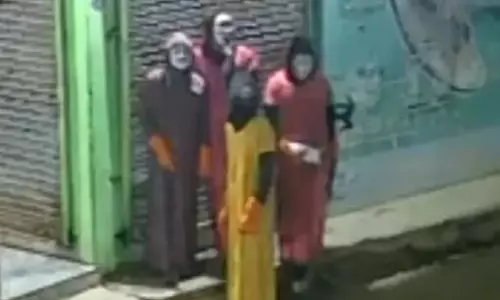 ज्वेलरी शॉप में चोरी, नाइटी और मुखौटा पहने हुए थे चोर