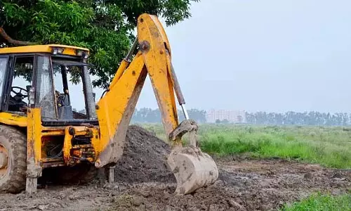 ग्रामीणों ने कथित बलात्कारी और हत्यारे का घर JCB से ध्वस्त कर दिया