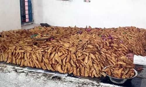 Muddebihal : बेल्लेश्वर को करी पत्ता अर्पित करना