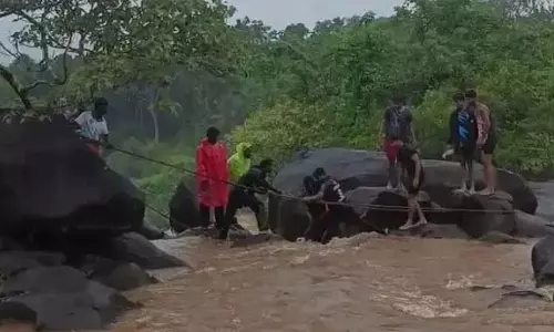 मूडबिद्री झरना अचानक बह निकला, पर्यटकों को बचाने के लिए स्थानीय लोगों ने जोखिम में डाली जान मूडबिद्री झरना अचानक बह निकला, पर्यटकों को बचाने के लिए स्थानीय लोगों ने जोखिम में डाली जान