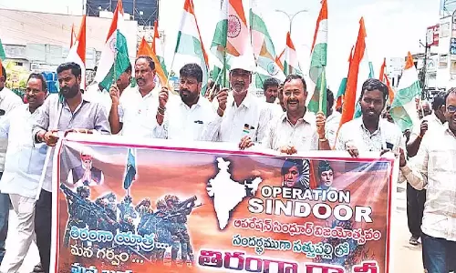 सथुपल्ली में तिरंगा रैली को मिली भारी प्रतिक्रिया सथुपल्ली में तिरंगा रैली को मिली भारी प्रतिक्रिया