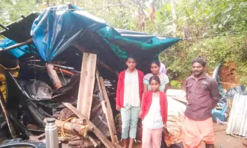 घर हवा और बारिश से नष्ट हो गया; परिवार बमुश्किल बच पाया