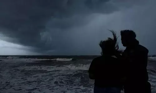 Kerala के तीन जिलों में मंगलवार के लिए रेड अलर्ट जारी, लगातार हो रही बारिश Kerala के तीन जिलों में मंगलवार के लिए रेड अलर्ट जारी, लगातार हो रही बारिश