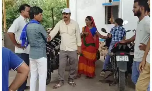 जंगल से सरकारी शिक्षक का शव बरामद, चेहरे पर चोट के कई निशान, हत्या की आशंका जंगल से सरकारी शिक्षक का शव बरामद, चेहरे पर चोट के कई निशान, हत्या की आशंका