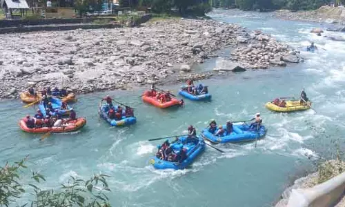 मैदानी इलाकों की गर्मी से बचने के लिए पर्यटक Kullu-Manali की ओर उमड़ पड़े मैदानी इलाकों की गर्मी से बचने के लिए पर्यटक Kullu-Manali की ओर उमड़ पड़े