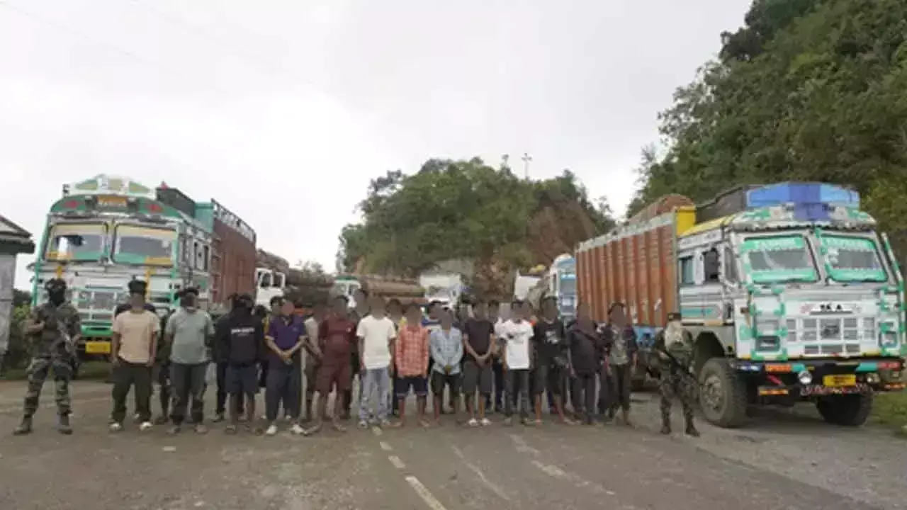 Manipur में तस्करी की बड़ी कोशिश नाकाम, 3.1 करोड़ की लकड़ी जब्त Manipur में तस्करी की बड़ी कोशिश नाकाम, 3.1 करोड़ की लकड़ी जब्त