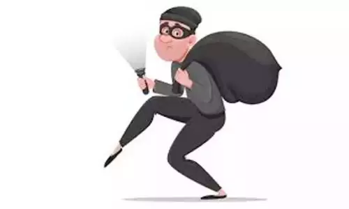 अकेले रहने वाले सेवानिवृत्त व्यक्ति शिक्षक पर हमला, सोना चोरी
