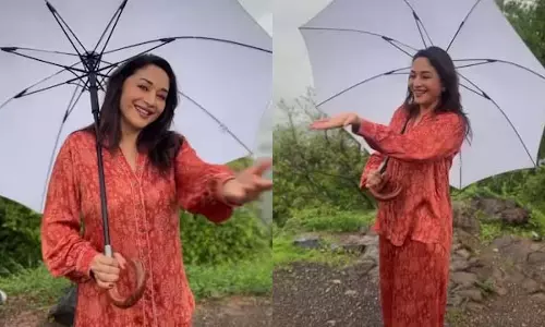 मौसम का जादू’ में खोईं माधुरी दीक्षित