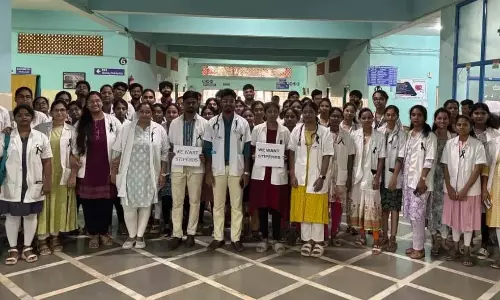 Telangana: निजी चिकित्सकों ने वजीफे के लिए विरोध प्रदर्शन किया Telangana: निजी चिकित्सकों ने वजीफे के लिए विरोध प्रदर्शन किया