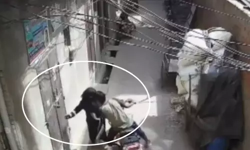 BIG BREAKING: बुर्का पहनी महिला को Kiss करके भागा बाइक सवार युवक, घिनौनी हरकत कैमरे में कैद BIG BREAKING: बुर्का पहनी महिला को Kiss करके भागा बाइक सवार युवक, घिनौनी हरकत कैमरे में कैद