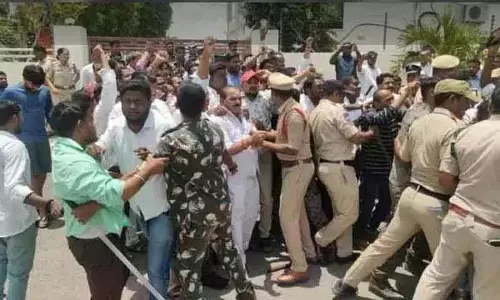 मुख्यमंत्री की तस्वीर को लेकर Sircilla MLA के कैंप कार्यालय में तनाव