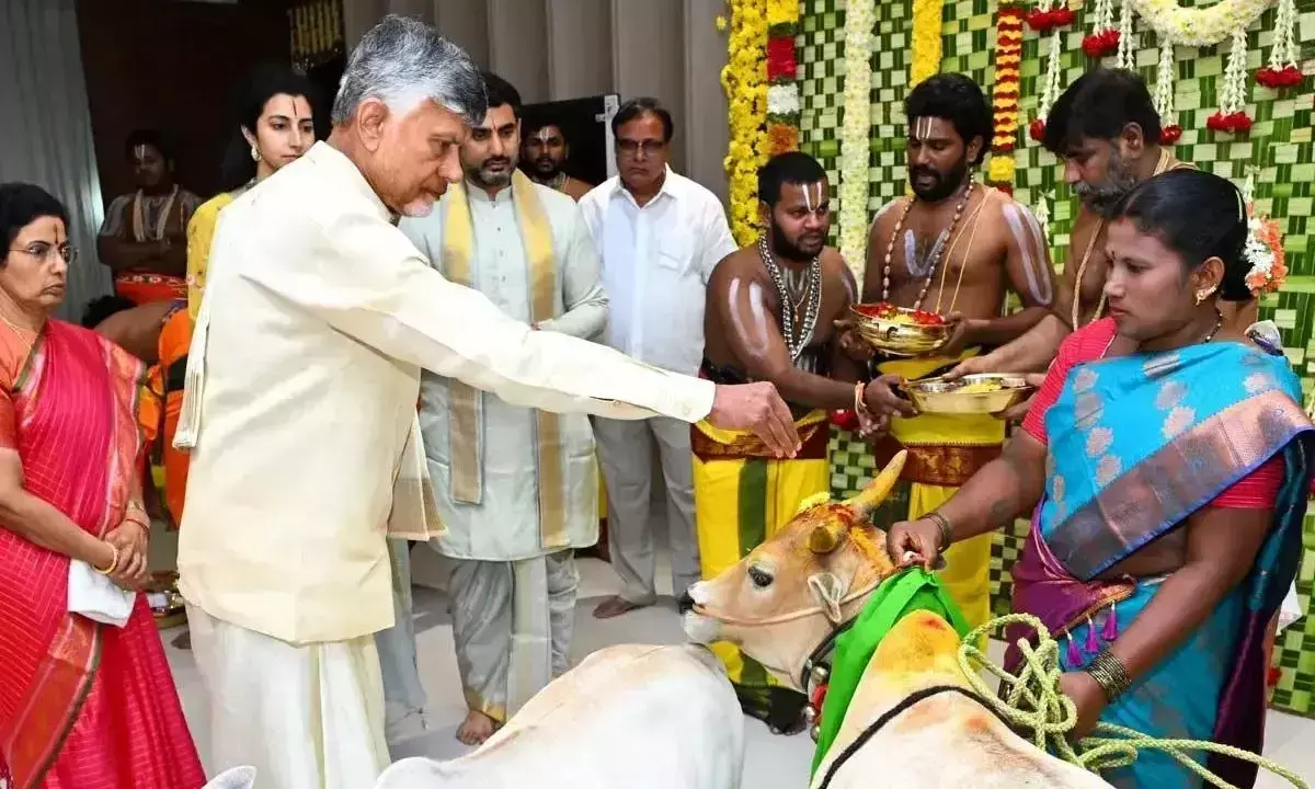 Andhra: सीएम नायडू और परिवार ने कुप्पम में अपने नए घर में कदम रखा