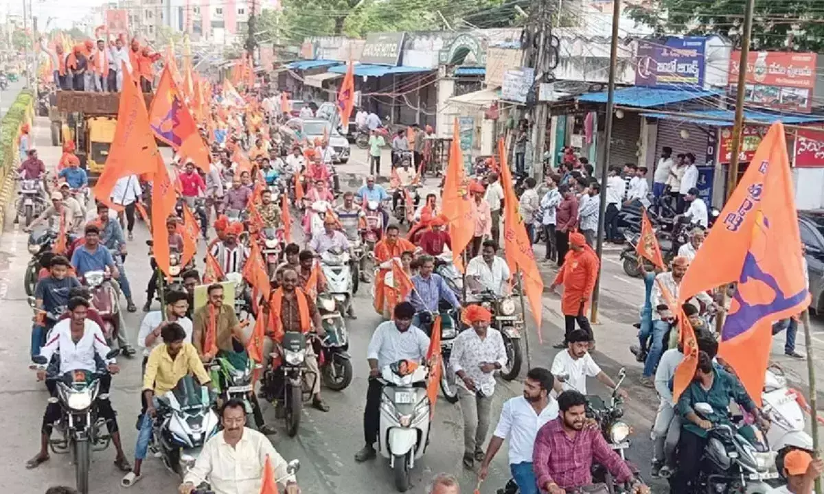 Andhra: हनुमान शोभायात्रा का आयोजन धूमधाम से