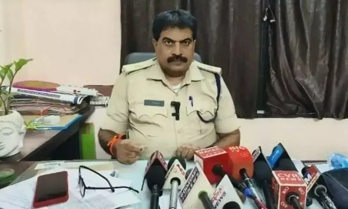 Andhra: आबकारी विभाग ने बेल्ट की दुकानों पर चाबुक चलाया Andhra: आबकारी विभाग ने बेल्ट की दुकानों पर चाबुक चलाया