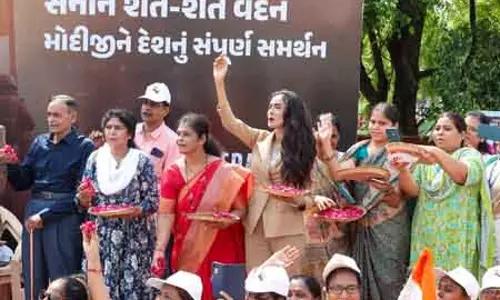 कर्नल सोफिया कुरैशी का परिवार PM Modi के रोड शो में शामिल हुआ कर्नल सोफिया कुरैशी का परिवार PM Modi के रोड शो में शामिल हुआ