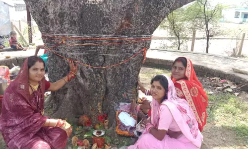सुहागिनों ने पति की सलामती के लिए वटवृक्ष की पूजा की