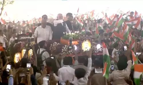 BIG BREAKING: PM मोदी ने भुज में निकाला रोड़ शो BIG BREAKING: PM मोदी ने भुज में निकाला रोड़ शो