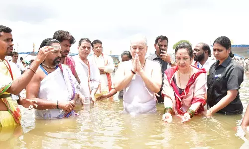 राज्यपाल वर्मा ने Kaleshwaram में सरस्वती पुष्करलु में भाग लिया राज्यपाल वर्मा ने Kaleshwaram में सरस्वती पुष्करलु में भाग लिया