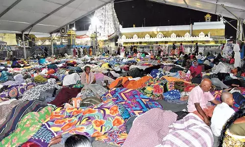 Andhra : तिरुमाला में उमड़े श्रद्धालु Andhra : तिरुमाला में उमड़े श्रद्धालु