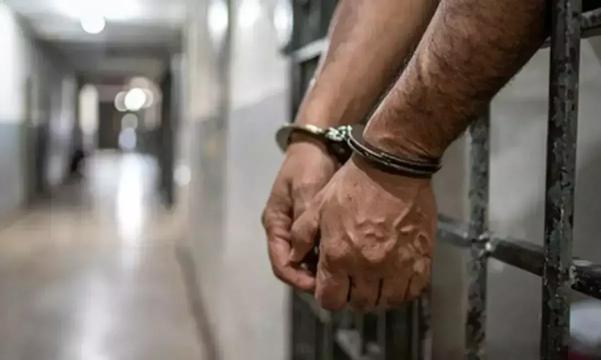 Bengaluru में रेव पार्टी पर छापा, 7 महिलाओं सहित 31 गिरफ्तार Bengaluru में रेव पार्टी पर छापा, 7 महिलाओं सहित 31 गिरफ्तार
