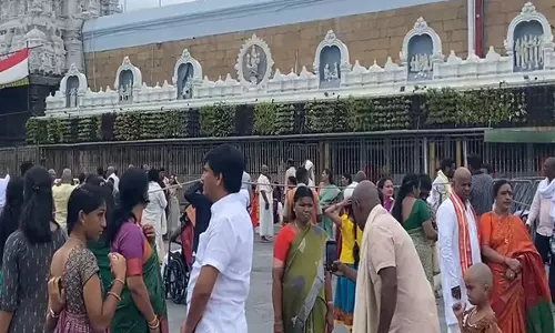 तिरुमाला में भगवान वेंकटेश्वर के दर्शन के लिए भारी भीड़, अधिकारी भी कतार में